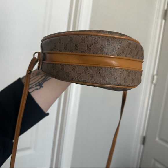 Authentic Vintage Gucci InterlockingGG Monogram Circle Canteen Crossbody Bag - Picture 5 of 13